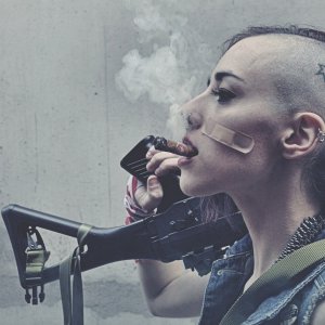 tank-girl-bryunetka-strizhka.jpg
