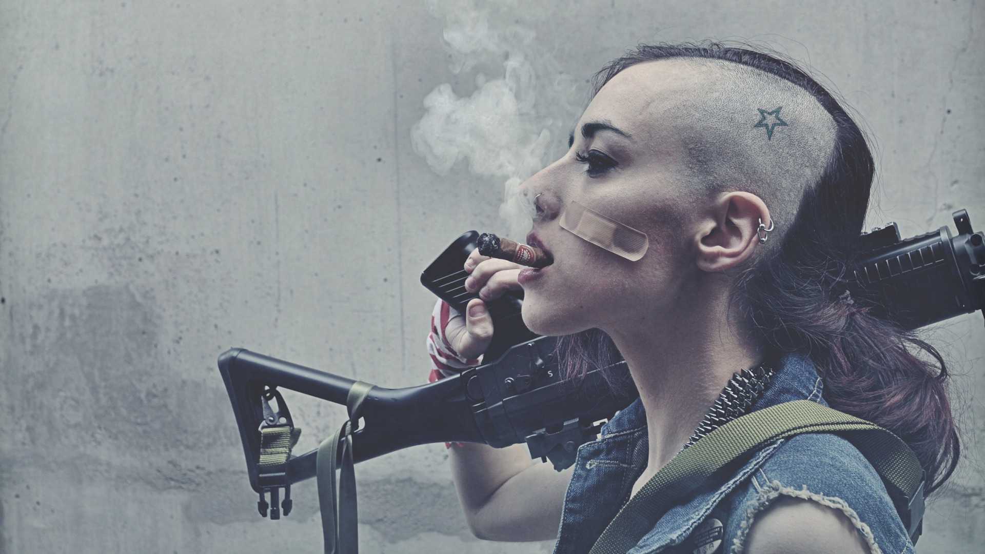 tank-girl-bryunetka-strizhka.jpg