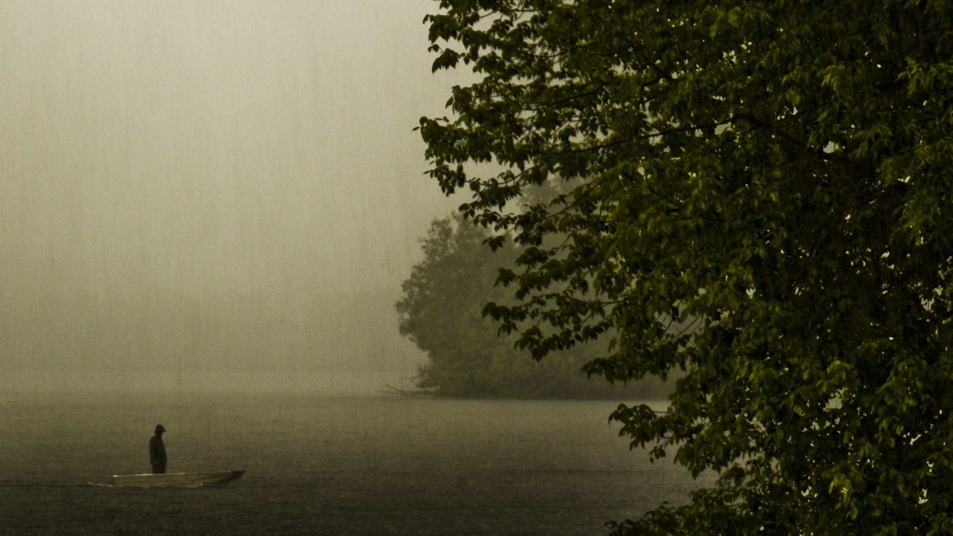 ozero-lodka-dozhd-vecher.jpg